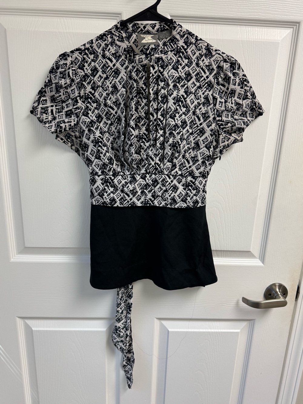 Girls From Savoy Black & White Patterned Short Sleeve Women’s Top With Belt Flaw
